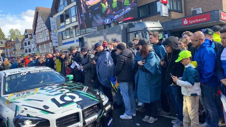 Zuschauer bestaunen beim "Racing Day" ein Fahrzeug des "SRS Team Sorg Rennsport".