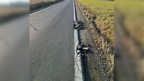 Die Kreisstraße zwischen Niedererbach und Görgeshausen ist am Fahrbahnrand beschädigt.