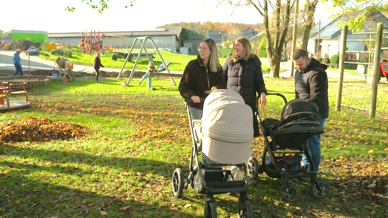 Familien auf Spielplatz