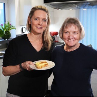 Susanne Nett und Annette Benner kochen Eierkäse mit Hefezopf.