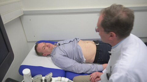 Patient Frank Roth auf einer Patient Frank Roth auf einer Liege beim Arzt. Professor Andreas Birkenfeld untersucht die Erfolge und möglichen Nebenwirkungen der Abnehmspritze.