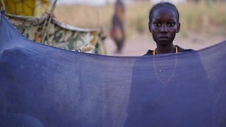 Dieses von UNICEF veröffentlichte Foto zeigt eine Frau aus Al-Faschir in einem Vertriebenenlager in Tawila, in dem sie Zuflucht vor den Kämpfen zwischen Regierungstruppen und der RSF gesucht hat.