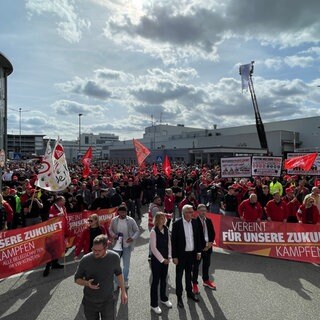 Bei Audi in Neckarsulm gehen die Proteste der IG Metall weiter. 