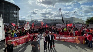 Bei Audi in Neckarsulm gehen die Proteste der IG Metall weiter. 