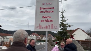 Willkommensschild in zwei Sprachen am Eingang der Gemeinde Saales im Elsass