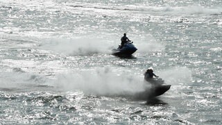 Zwei Jetski-Fahrer auf dem Rhein: Die Suche nach einer Jetski-Fahrerin bei Mainz endete mit Happy End