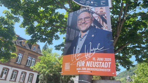 Wahlplakat von Marc Weigel (FWG). Der Amtsinhaber will Oberbürgermeist von Neustadt bleiben.