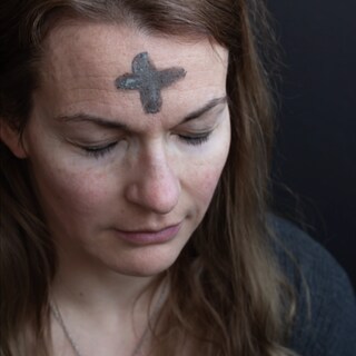 Aschekreuz auf der Stirn einer Frau