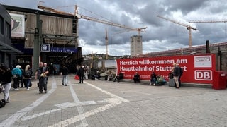 "Herzlich willkommen am Hauptbahnhof Stuttgart" steht an einem der "Fernwanderwege" zu den Gleisen.