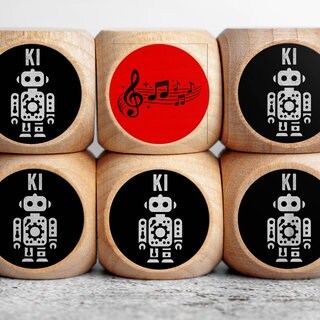 Holzwürfel mit KI-Symbolen umgeben ein Musikzeichen