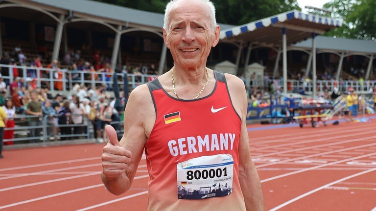 82 und voll im Wettkampfmodus: Friedhelm Adorf – mehrfacher Deutscher Meister, Europa- und Weltmeister im Sprint und Weitsprung. Mit 50 Jahren kam er zur Leichtathletik. Sie hält ihn fit.