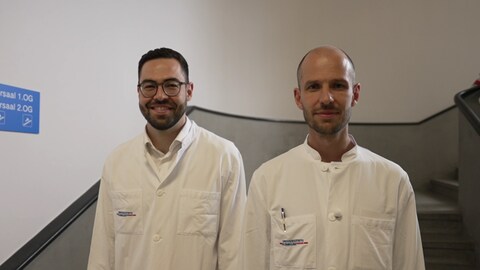 Die Radiologen Matthias Jung (links) und Jakob Weiß (rechts) von der Uniklinik Freiburg entwickelten ein KI-Modell, das Körperscans analysiert und so Hinweise auf das Sterberisiko liefert.