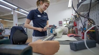 Eine Beinprothese wird zusammengebaut. Wie genau arbeitet eine  Orthopädietechnikmechanikerin? Das ist nur einer von vielen unbekannten Berufen