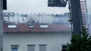 Nach dem Brand in einem Mehrfamilienhaus in Germersheim ist das Gebäude nun nicht mehr bewohnbar. Der Dachstuhl und Balkone haben gebrannt. Hier löscht die Feuerwehr den Brand.