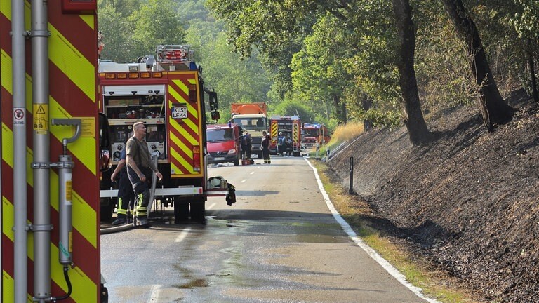 Zwei Brände riefen am Donnerstag die Feuerwehr nach Quirnbach. Teilweise kämpften die Einsatzkräfte in einer Steillage gegen das Feuer.