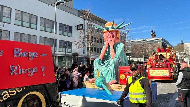 Gute Laune und bunte Kostüme beim Rosenmontagsumzug 2025 in Koblenz.