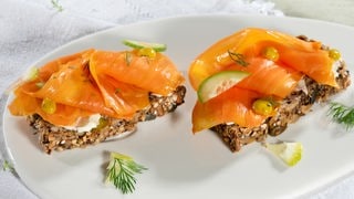 Belegte Stulle mit Karotten-Lax, angerichtet auf einem Teller. Ein SWR1 Pfännle-Rezept zum Motto "Bock auf Brot".