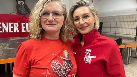 Janett Philipps und Lina Schander von den Wehlener Eulen stehen in einer Turnhalle. 