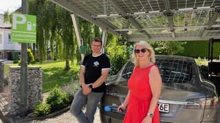 Stephan Szasz und seine Frau Erika an ihrer öffentliche Ladestation in Welschneudorf.