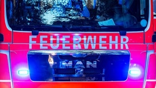Ein Feuerwehrauto mit eingeschaltetem Blaulicht. Ein 46-Jähriger ist bei einem Brand in Hamm (Sieg) schwer verletzt worden.