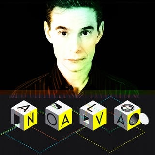 Portrait Markus Popp und Buchstabenwürfel mit dem Schriftzug "NAVO"