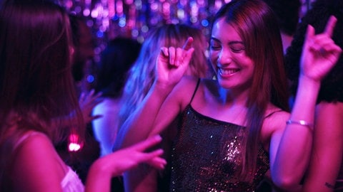 Junge Frauen tanzen im Club