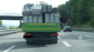 Der Lkw fährt mit viel zu viel Ladung auf der A60. 