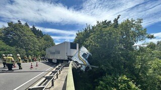 Ein Lastwagen ist bei dem Verkehrsunfall auf der B31 bei Lindau durch ein Brückengeländer gekracht.