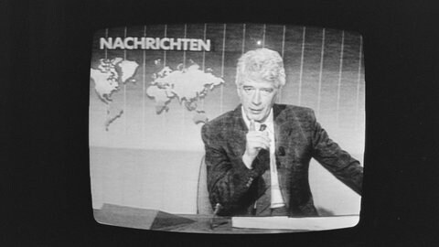 Showmaster Rudi Carrell als Sprecher in seiner Sendung "Rudis Tagesshow": Am 15. Februar 1987 verlas er eine satirische Nachricht zum achten Jahrestag der islamischen Revolution im Iran. Dies führte zu einer diplomatischen Krise.
