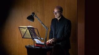 Schlagzeuger des SWR Symphonieorchesters an einer Schreibmaschine