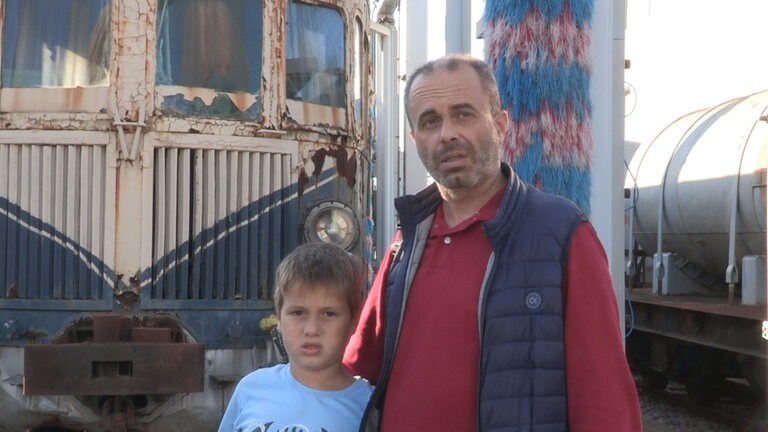 Elias Davis, Eisenbahnfan im Betriebswerk Kalamata