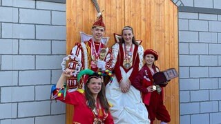 Die Ruhe vor dem Sturm - auf das Rathaus in Vallendar: Prinzessin Sophie I. und Prinz Jakob I. sind startklar.
