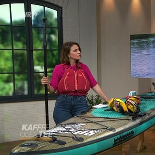 Moderatorin Fatma Mittler-Solak mit Stand-Up-Paddler Matthias Weik