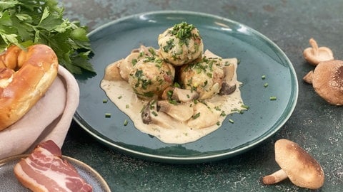 Brezenknödel auf Pilzragout