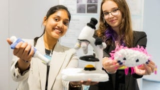 Die Schülerinnen Mia Maurer und Misha Hedge entwickeln im Rahmen von "Jugend forscht" einen neuartigen Virus zur Bekämpfung von Antibiotikaresistenzen in der Landwirtschaft.