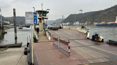 Rhein-Fähre hält in St. Goar auf dem Rhein, Autos stehen darauf.