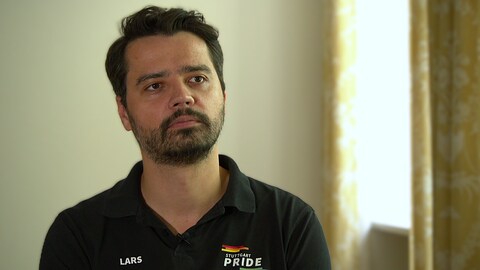 Lars Lindauer vom Orgateam der Stuttgarter Pride 2025. Der CSD in Stuttgart findet am Samstag, 26. Juli 2025 statt. 