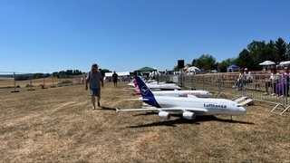 Die Modellflugzeuge beim Airliner-Treffen in Oppingen sind teilweise mehrere Meter lang. Hunderte Arbeitsstunden fließen in den Zusammenbau. 