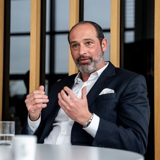 Philipp von Brandenstein, Leiter der Unternehmenskommunikation von Rheinmetall. Welche Rolle spielt die Moral im Geschäft mit Waffen und Krieg und Verteidigungstechnik? Darüber sprechen wir mit Philipp von Brandenstein in SWR1 Leute.