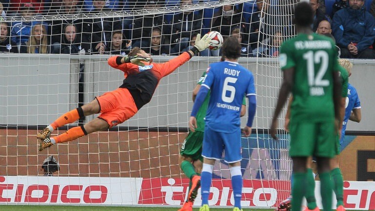 Baumann fliegt hinter dem Ball her
