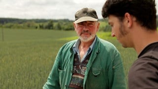 „SauAcker“: Der Dokumentarfilm gibt ungeahnte Einblicke in eine Lebens- und Arbeitswelt, die still und leise vom Aussterben bedroht ist. Konrad und Philipp Kienle im Maisfeld. 