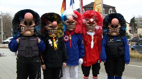 Narren der "Grenz-Waggis" verkleidet als Zollbeamte und Grenzgänger aus dem Dreiländereck zwischen Deutschland, Frankreich und der Schweiz, bei der Fasnet 2026.