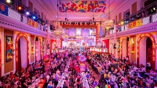 Die Aktiven stehen zu Beginn der Generalprobe auf der Bühne bei der Fernsehsitzung "Mainz bleibt Mainz".