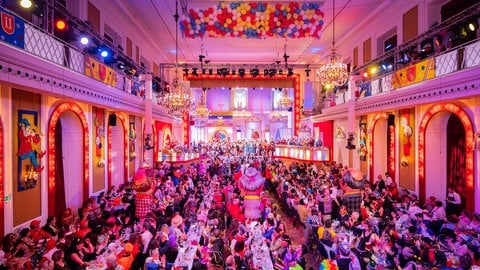 Die Aktiven stehen zu Beginn der Generalprobe auf der Bühne bei der Fernsehsitzung "Mainz bleibt Mainz".