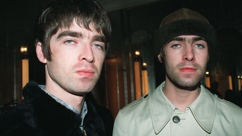 Die Brüder Liam Gallagher (r) und Noel Gallagher von der britischen Band Oasis. 
