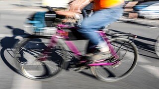 Zwei Fahradfahrer nebeneinander. (Symbolbild) In Bad Kreuznach ist ein Streit zwischen zwei Radfahrern eskaliert. Ein Mann wurde verletzt und sein Fahrrad gestohlen. 