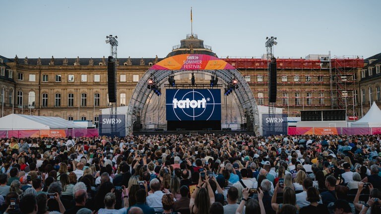 Blick auf die große Leinwand mit Tatort-Logo 
