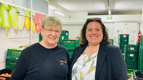 Tafel Speyer: DRK-Geschäftsführerin Simone Heilmann (re.) und Mitarbeiterin Karin Zenkert.