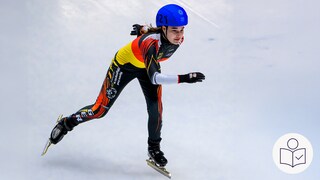 Eis·schnell·läuferin Sophie Dziadek läuft schnell auf einer Eis·fläche. Sophie Dziadek ist Special-Olympics-Sportlerin des Jahres. Rechts das SWR Logo für Leichte Sprache.