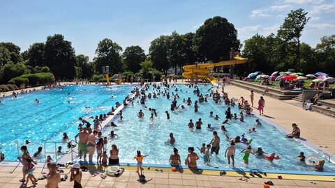 An heißen Tagen kommen ins Bergbad nach Giengen an der Brenz über 4.000 Badegäste. 